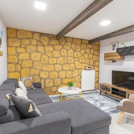 Socrates Terraced House Apartment *