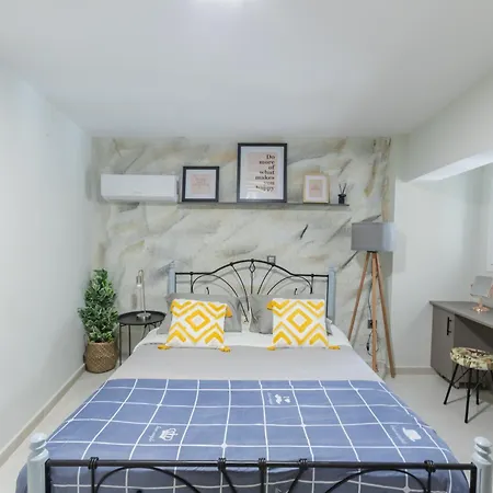 Socrates Terraced House Apartment *
