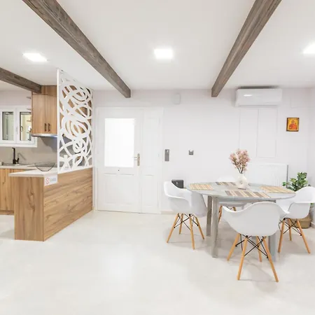 Socrates Terraced House * Khora