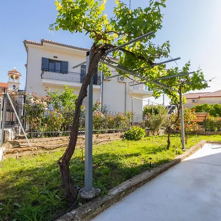 Socrates Terraced House Khora